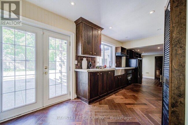 Photo du bâtiment - 363 Lakeshore Rd W