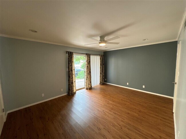 Building Photo - 500 E Riverside Dr
