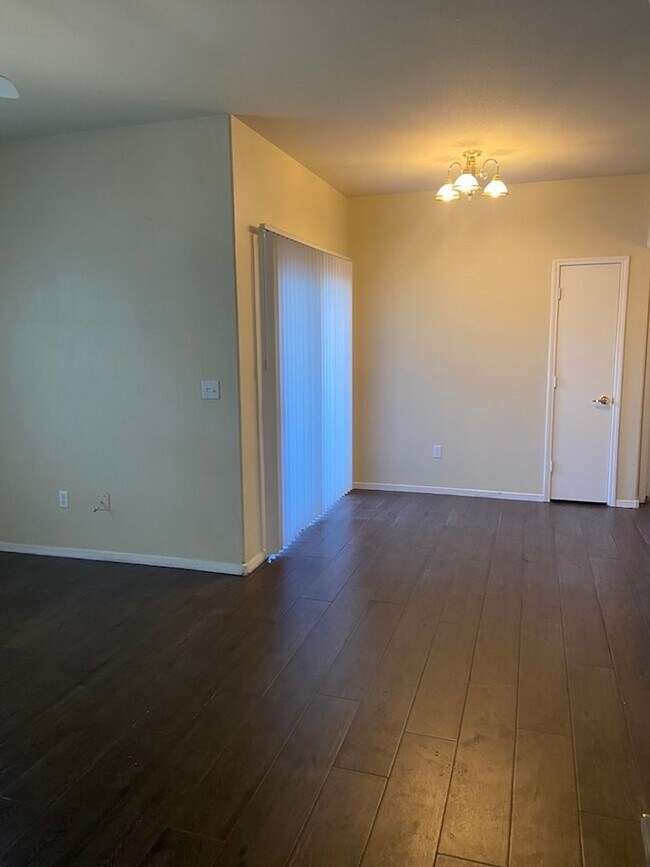 Foto del edificio - Beautiful unfurnished 2 bedroom in the Sou...