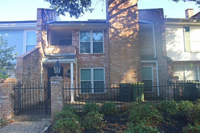 Building Photo - 2448 Country Club Dr