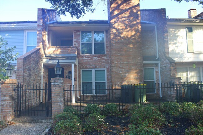 Foto del edificio - 2448 Country Club Dr