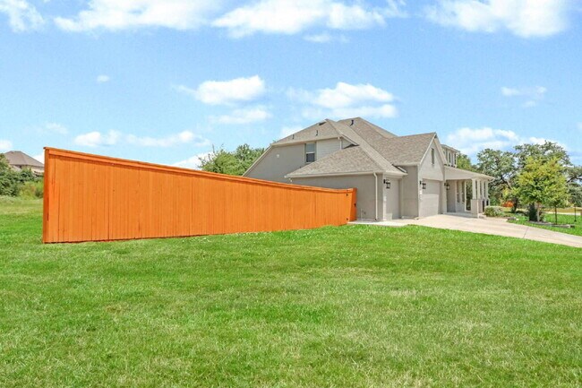 Foto del edificio - "Spacious 4-Bedroom Sanctuary with Cozy Fireplace in San Antonio's Prime Location!"