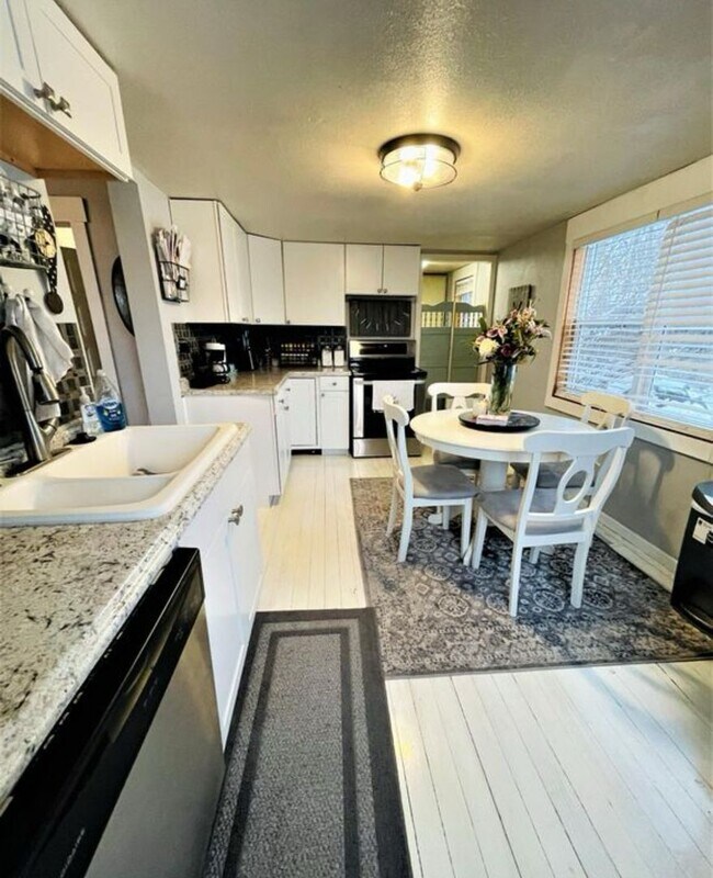Foto del edificio - Available October 4, 2025! Remodeled Histo...
