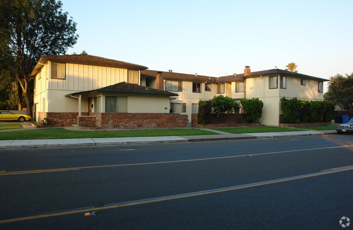 Building Photo - 460 E Maude Ave
