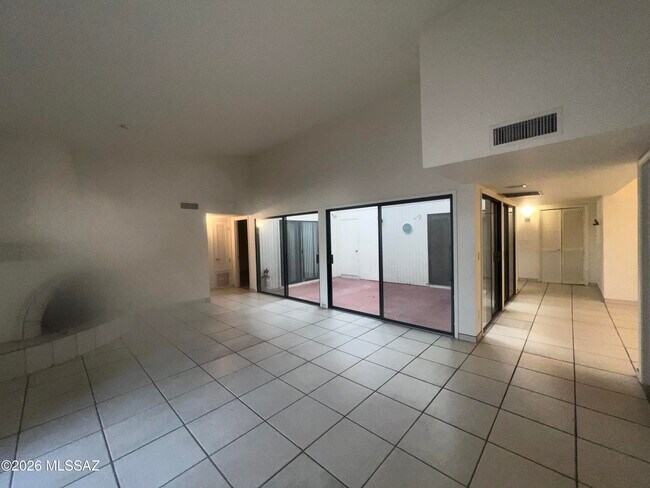 Building Photo - 2530 E Forgeus Pl