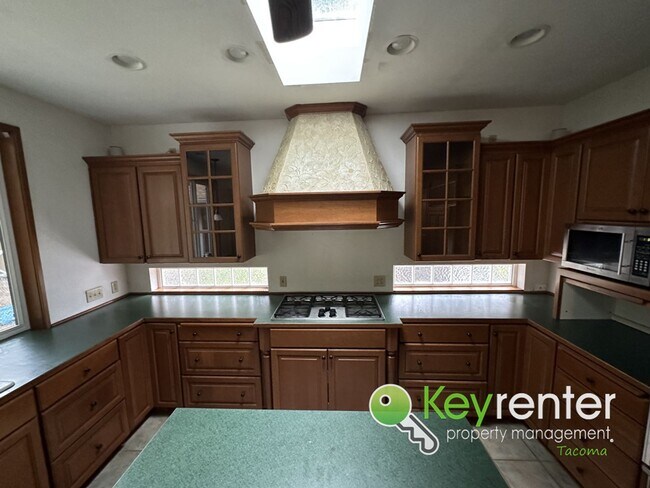 Building Photo - Unique and Distinctive 3Bed/2Bath Puyallup...
