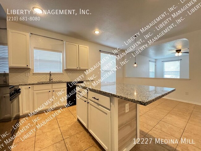 Foto del edificio - 3 Bed, 2 Bath Home in Alamo Ranch with an ...