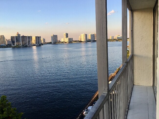 Foto del edificio - 17600 N Bay Rd