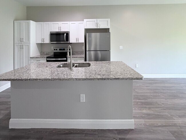 Building Photo - Like New 2 Bedroom 2 Bath 1 Car Garage Duplex in Lehigh!