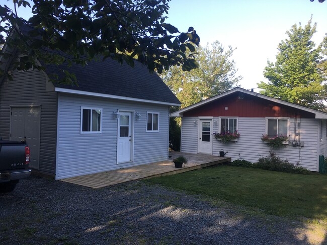 Building Photo - 16 Parkview Dr