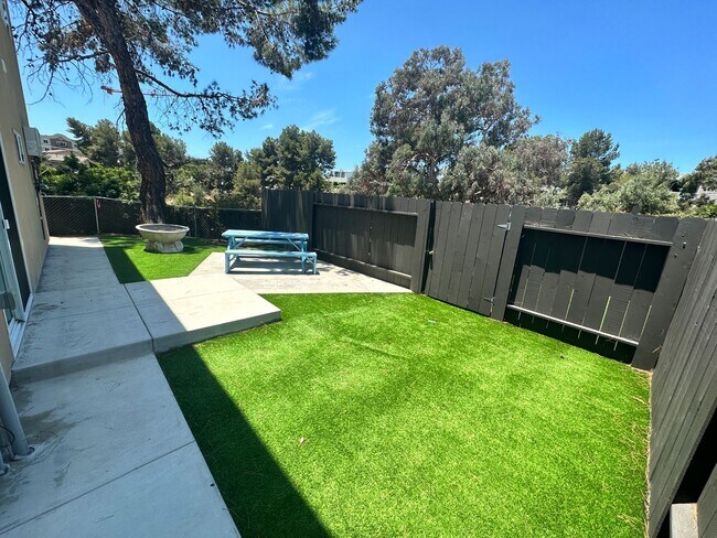 Foto del edificio - 4 bed house on Adobe! (Lease out, pending signatures. Check back in a few days!)