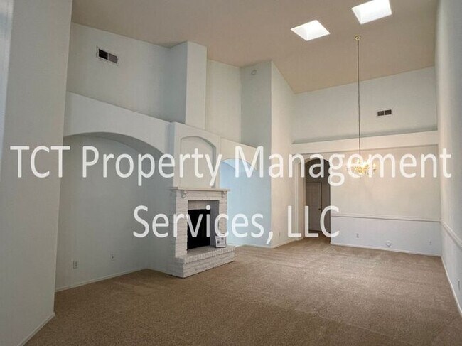 Building Photo - Beautiful Townhome with Fireplace