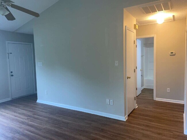 Foto del edificio - Two Bedroom Two Full Bathroom End Unit Tow...