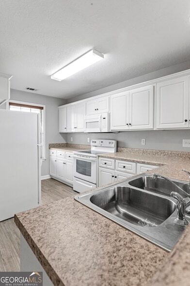 Building Photo - 233 Sunview Dr