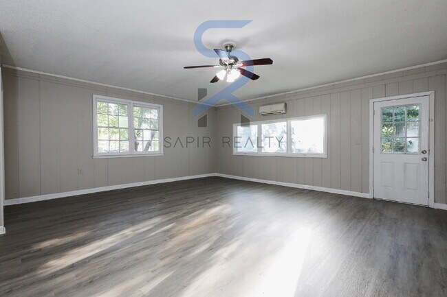 Building Photo - Move in before October 31st and get $100 O...