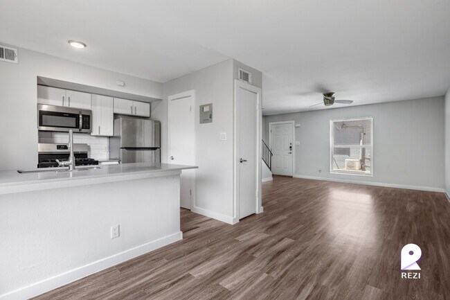 Building Photo - 5005 Manor Rd