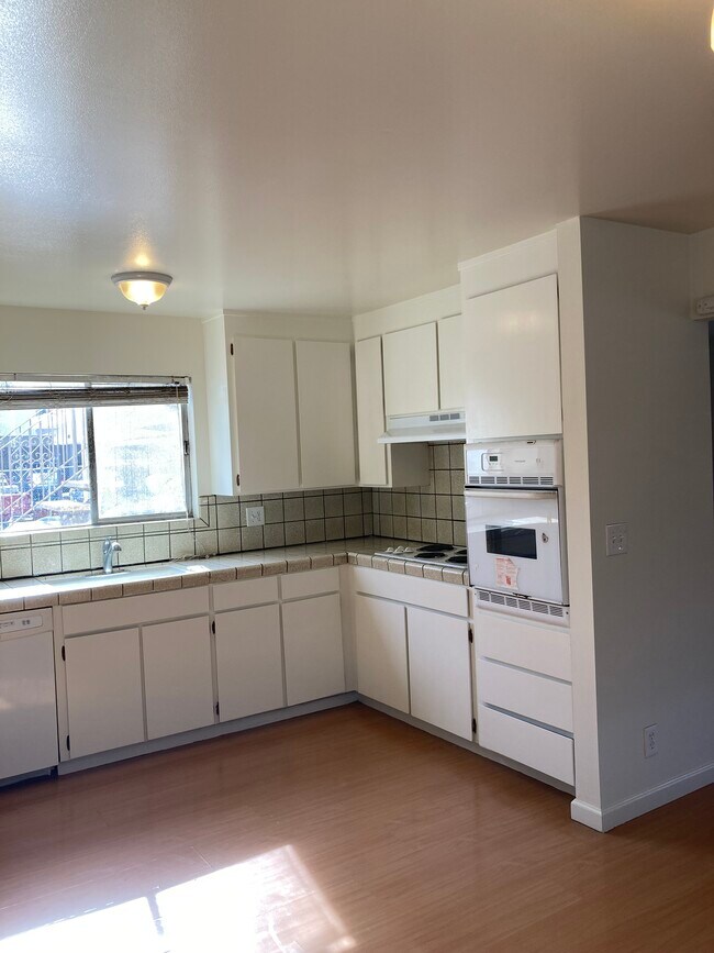 Building Photo - 690 Grand Coulee Ave