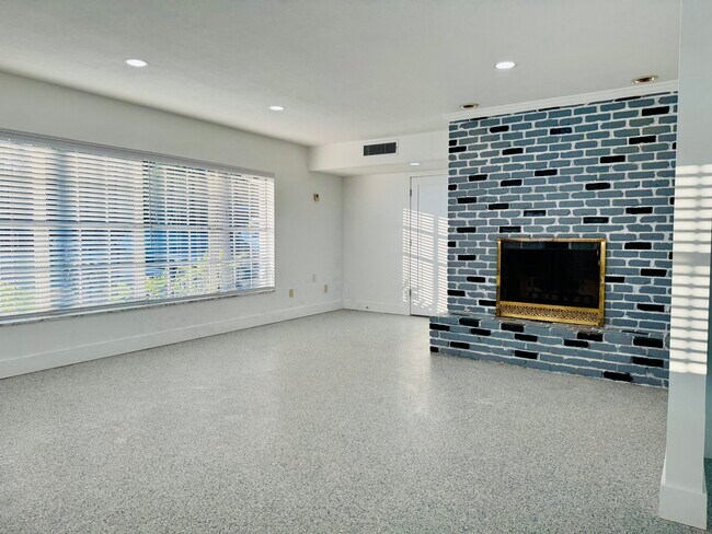 Building Photo - 13815 Good Life Rd