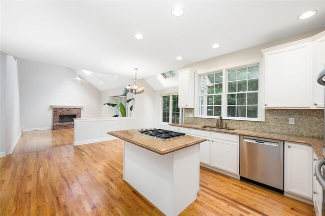 Foto del edificio - 46 McGuiness Ln