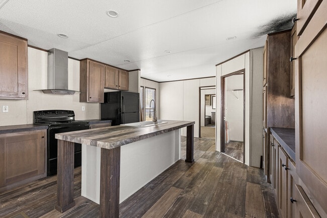 Building Photo - 21 Clear Creek