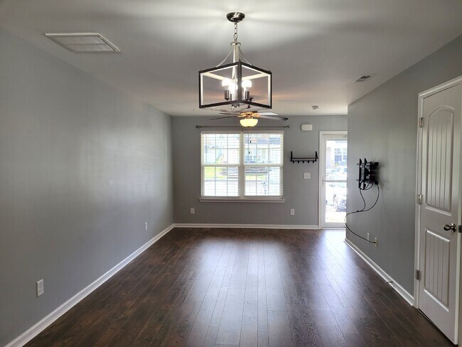 Building Photo - Highly desirable end unit in sought after ...