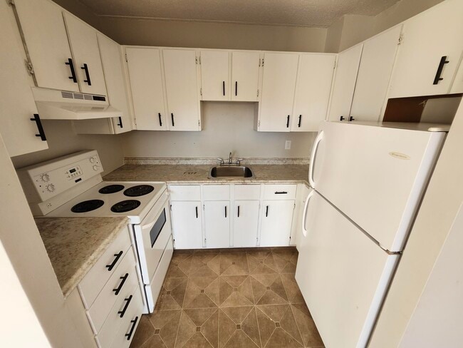 Building Photo - 411 Ellerdale St