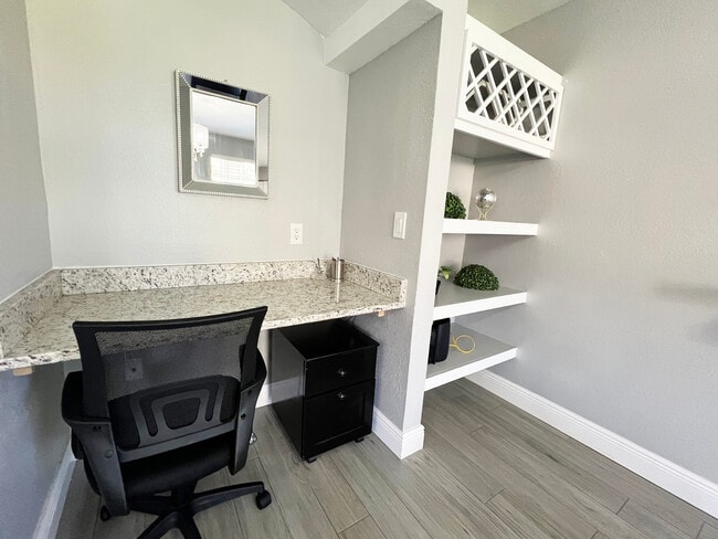 Escritorio - 7280 Westpointe Blvd