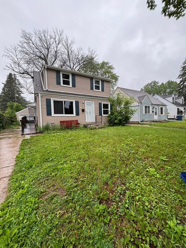 Building Photo - 3BR SINGLE FAMILY HOME, SIDE DRIVE, GARAGE...