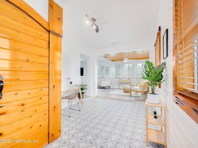 Foto del edificio - 6472 Putnam St