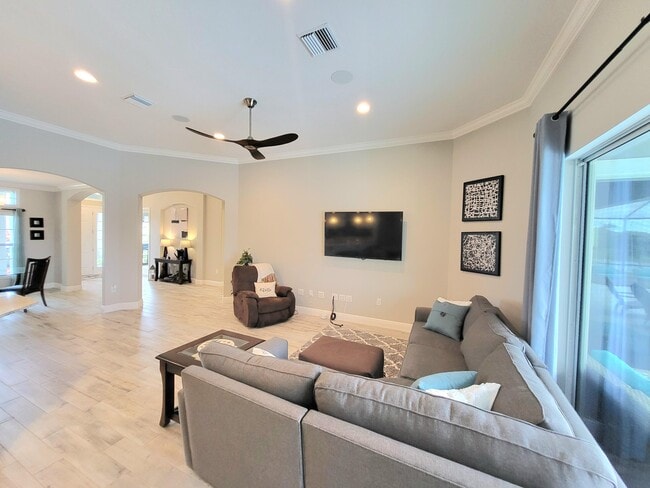 Building Photo - 8341 Paragrass Ave