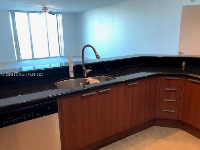 Foto del edificio - 14951 Royal Oaks Ln