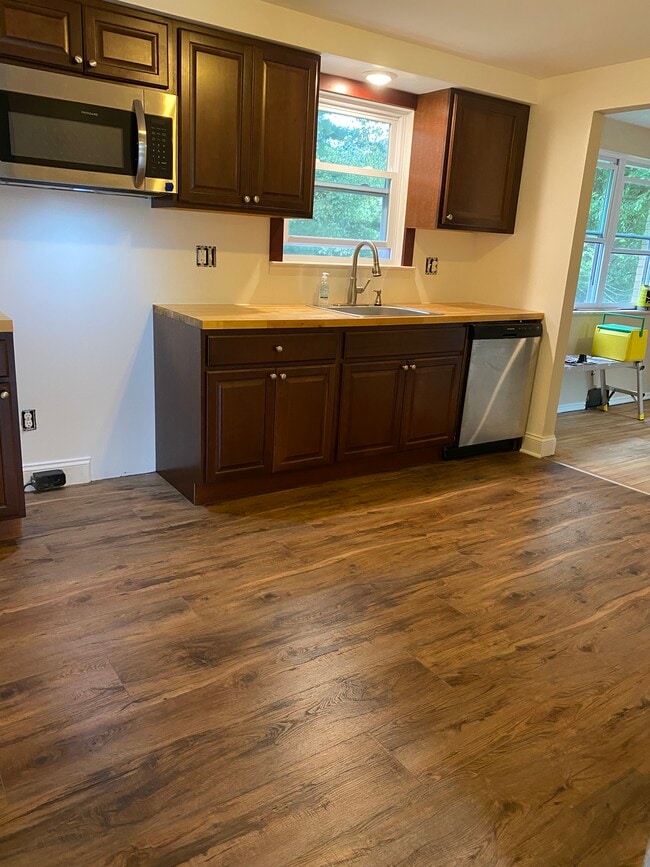 New kitchen appliances included - 933 Cedarwood Dr
