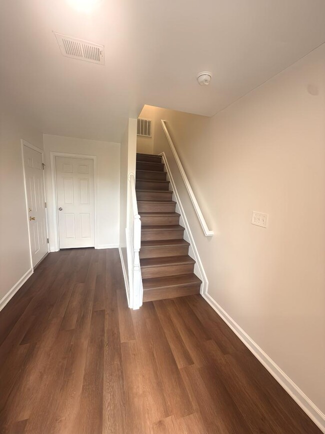 Building Photo - 986 Aztec Dr