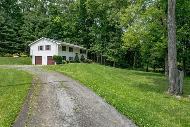 Building Photo - 501 Burlingham Rd