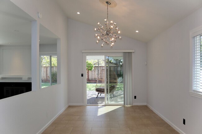 Foto del edificio - Wonderful 4 Bedroom Home in Fremont – Beautiful Backyard!