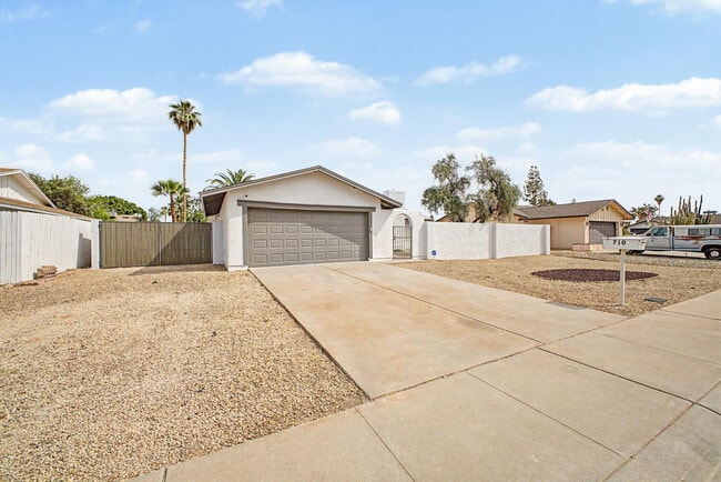 Building Photo - 710 E Bell De Mar Dr