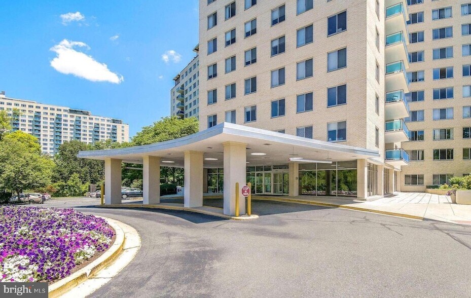 Foto principal - 10401 Grosvenor Pl