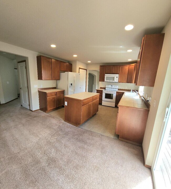 Building Photo - 4BDRM Home Available Now! ~ 2 Car Garage &...