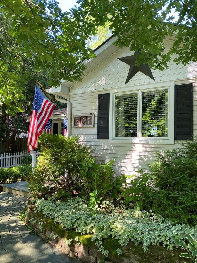 Foto del edificio - Home on East Bay – Impeccably Furnished Of...