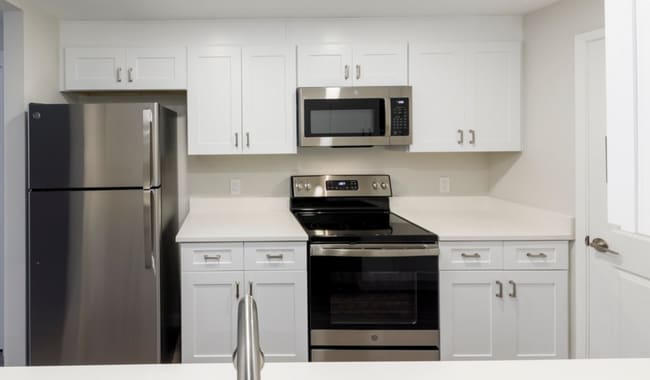 Algunas viviendas seleccionadas cuentan con cocinas y baños renovados. - Mariners Cove
