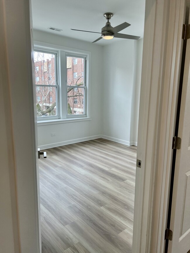 Foto del edificio - 5321 N Damen Ave