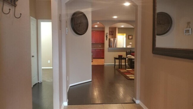 Foto del edificio - 2915 Linden Hill Ln