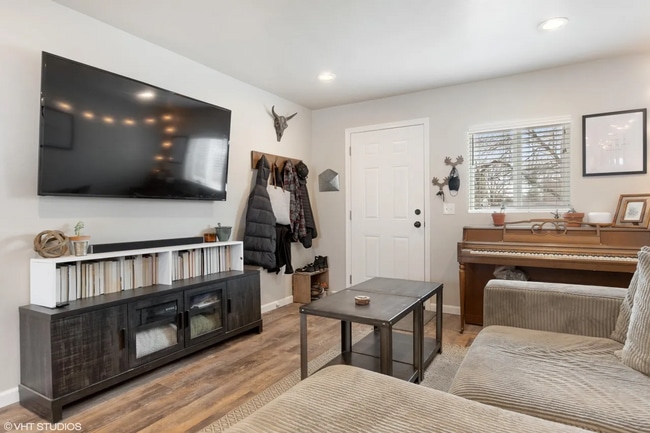 Building Photo - 2B/1.5BA Duplex for Rent