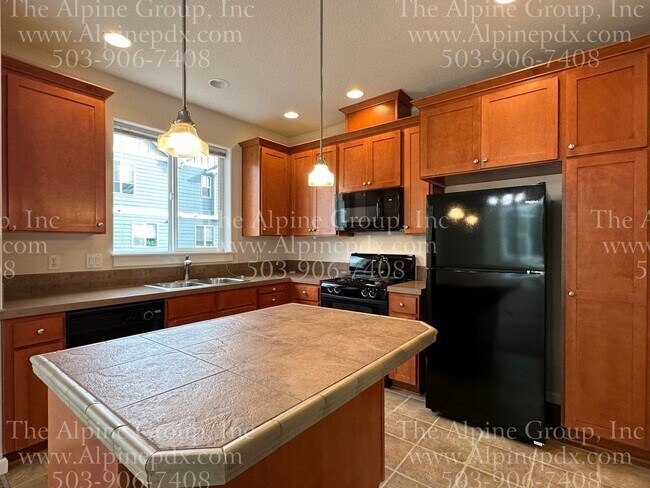Building Photo - Beautiful Craftsman Townhome! Close to NIK...