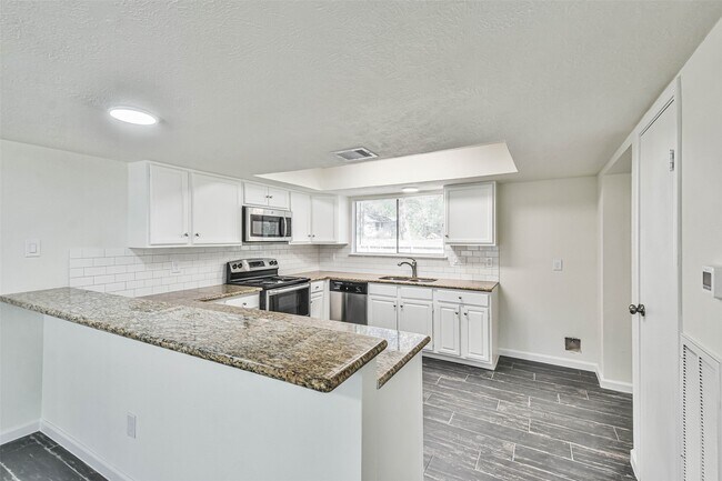 Foto del edificio - 5222 Creek Shadows Dr