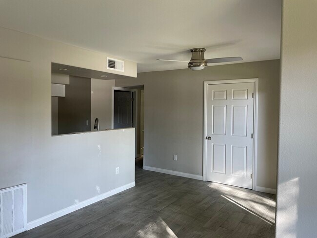 Foto del edificio - 2300 E Silverado Ranch Blvd