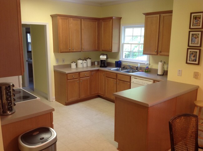 Building Photo - Great 3br House (plus Bonus Room) in East ...