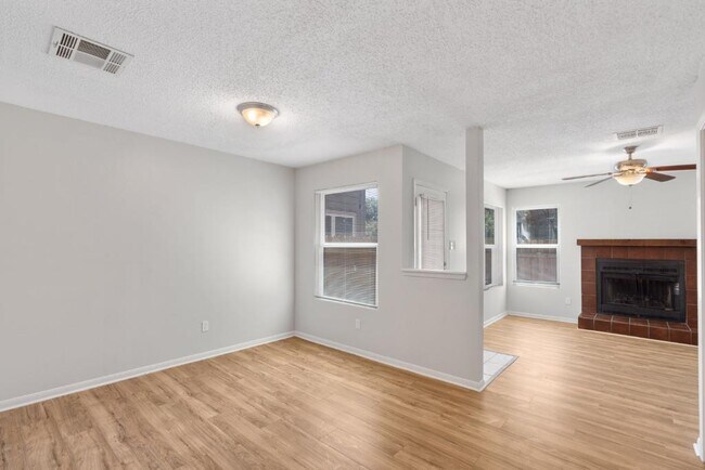 Foto del edificio - 8703 Schick Rd