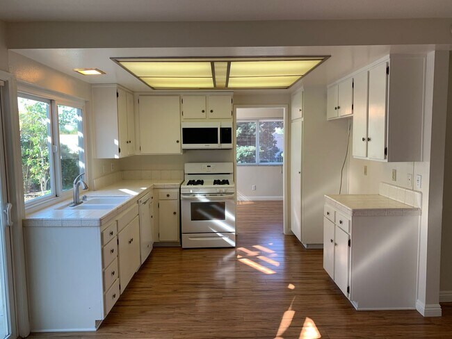 Foto del edificio - Light-Filled Thousand Oaks Home with Backyard Retreat