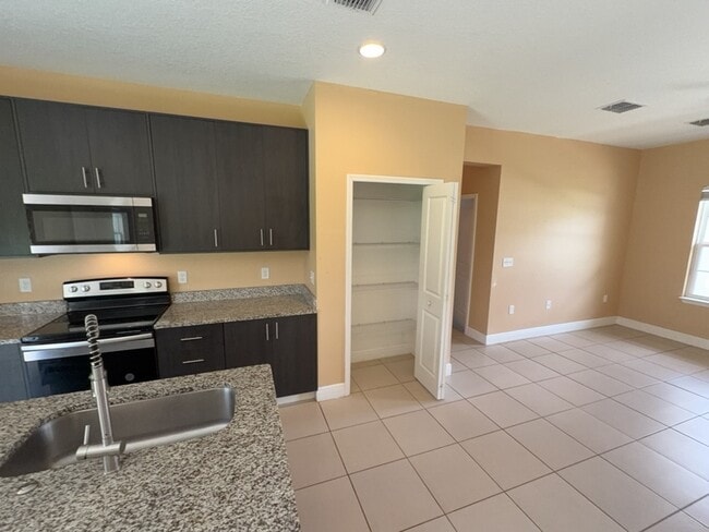 Foto del edificio - 5017 SW 165th Street Rd